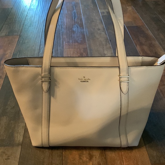 kate spade Handbags - KATE SPADE- Beautiful leather zipper tote.